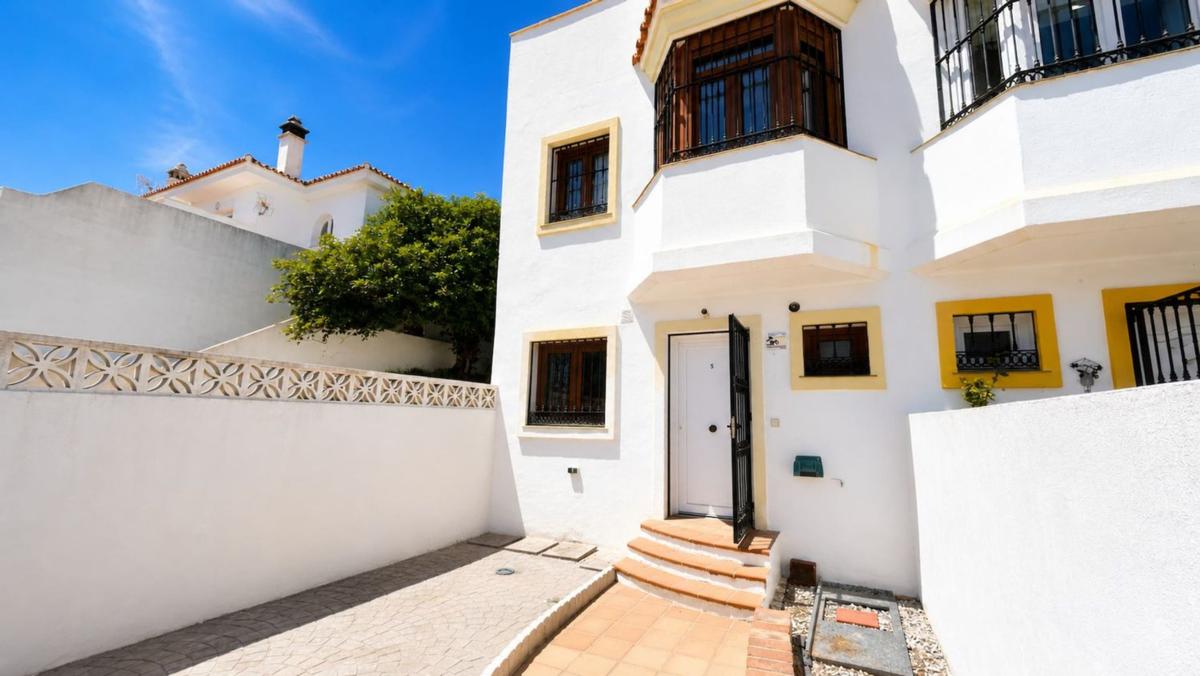 Sale of townhouse in  Chalet adosado en Calle Cristobal Morales, Puerto de la Duquesa, Manilva , Manilva photo 2