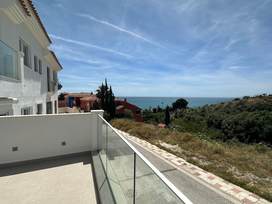 Sprzedaż szeregowego domku w Chalet adosado en Calle Navío, 14, Zona Centro Comercial Torrequebrada, Benalmádena , Benalmádena photo 1