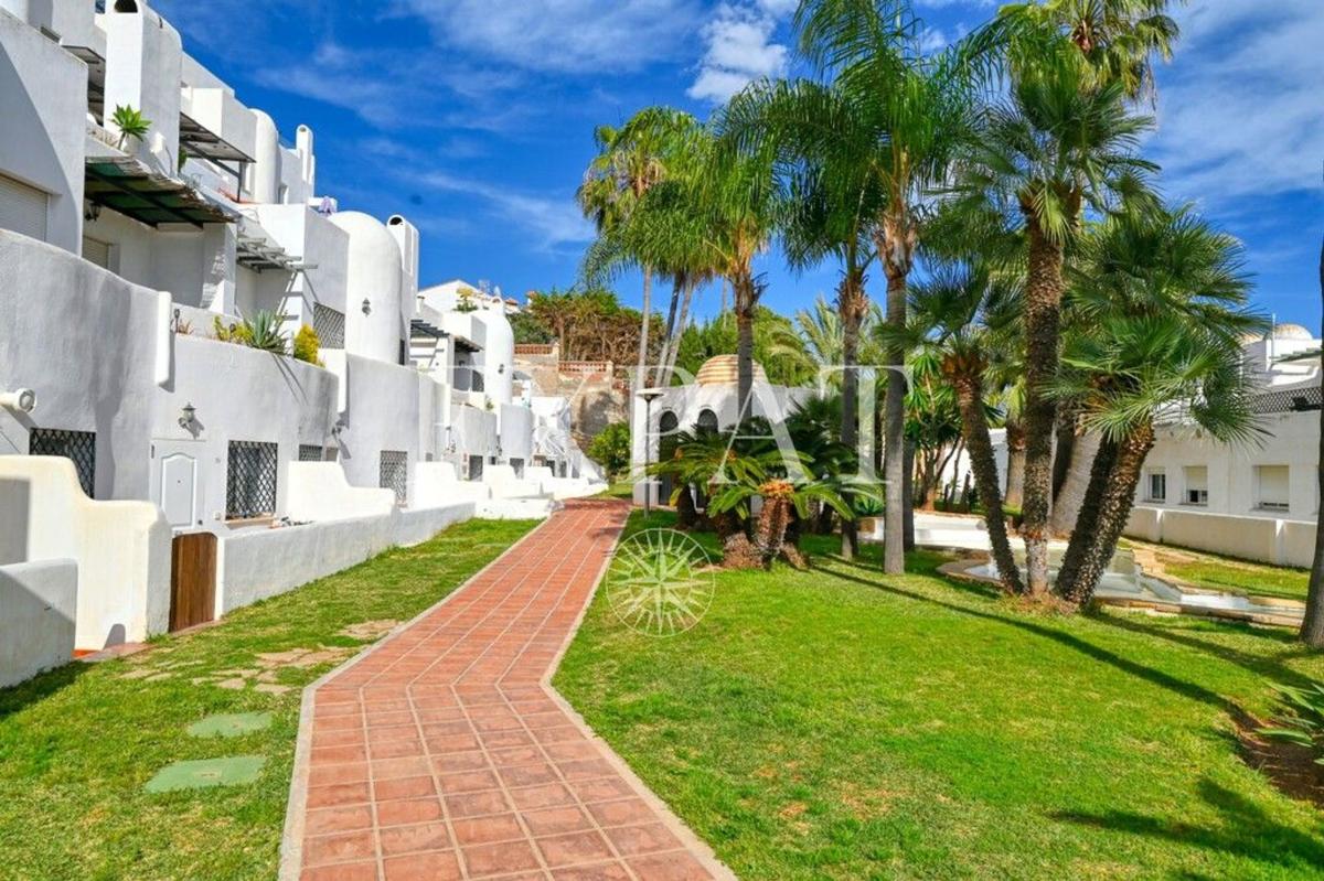 Продажа таунхауса в Chalet adosado en Benajarafe, Vélez-Malaga , Велес-Малага photo 1
