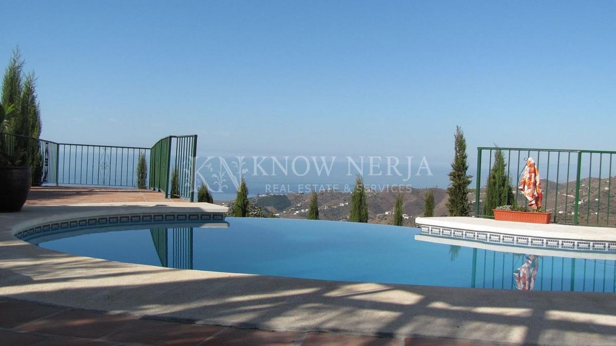 Sale of independent chalet in Casa o chalet en Torrox Pueblo, Torrox, Torrox
photo 2