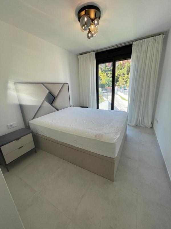 Venta de piso en Piso en Calle Pico Alcazaba, Benatalaya, Estepona, Estepona
photo 3