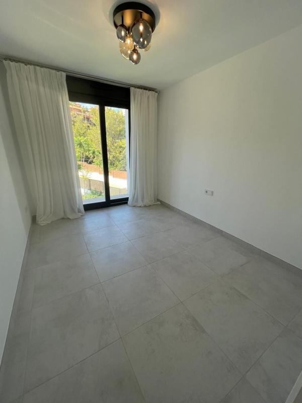 Venta de piso en Piso en Calle Pico Alcazaba, Benatalaya, Estepona, Estepona
photo 5