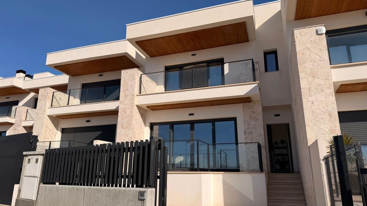 Venta de chalet adosado en  Chalet adosado en Calle de las Amapolas, 13, Monforte del Cid , Monforte del Cid photo 3