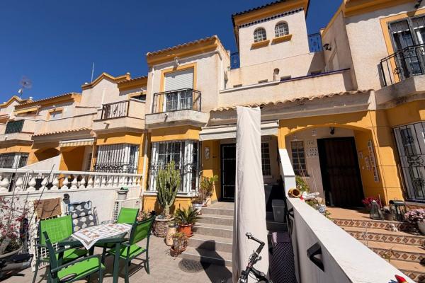 Independent chalet for sale in Casa o chalet en Calle Manuel Ferrández, Urbanizaciones, Guardamar del Segura, Guardamar del Segura
photo 1