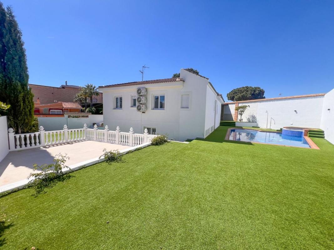 Sale of independent chalet in Casa o chalet en Avenida Elche Bal, 19, Los Balcones - Los Altos del Edén, Torrevieja, Torrevieja
photo 2