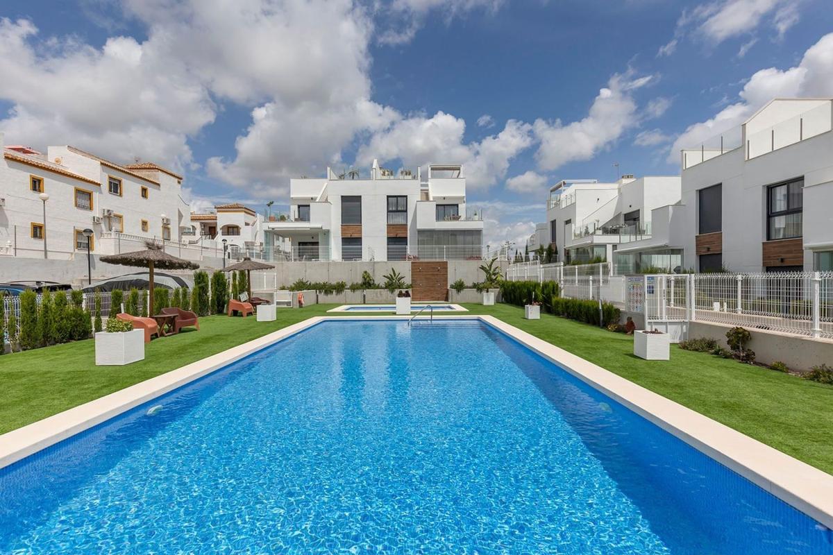 Sale of apartment in Piso en Calle Mandarino, 3, Desamparados-Hurchillo-Torremendo, Orihuela, Orihuela
photo 2