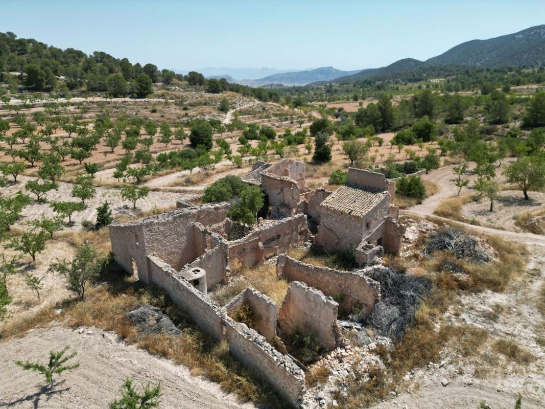 Terreno en venta en Pinoso, Alicante photo 2
