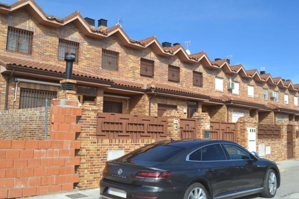Chalet adosado en Calle Topacio, 8, Griñón photo 1