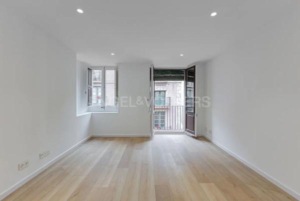 Sale of flat in Piso en Calle Nou de la Rambla, El Raval, Barcelona, Barcelona
thumbnail 2