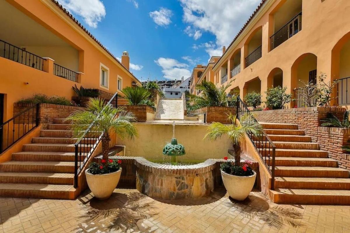 Venta de piso en Piso en Urbanización Atalaya Río Verde, 106, La Dama de Noche-La Alzambra, Marbella, Marbella
photo 1