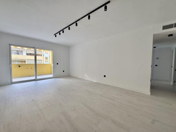 Venta de piso en Piso en Calle Robinson Crusoe, Cortijo Alto, Málaga, Málaga
thumbnail 1