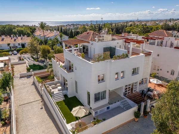 Chalet adosado en Calle Calomela, Nagüeles, Marbella photo 1
