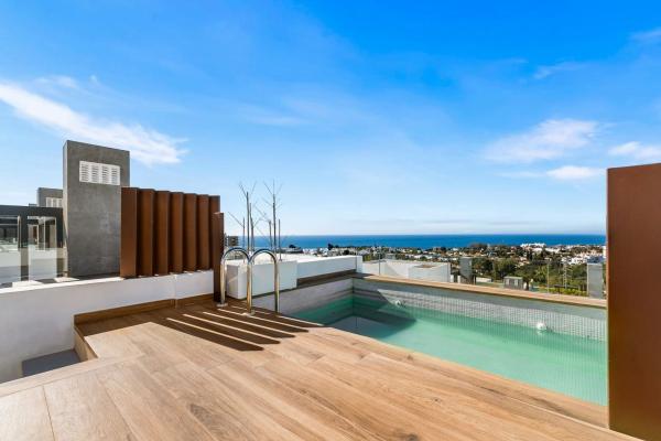 Chalet pareado en Ronda de Nabrisa Oeste, Rio Real, Marbella thumbnail 1