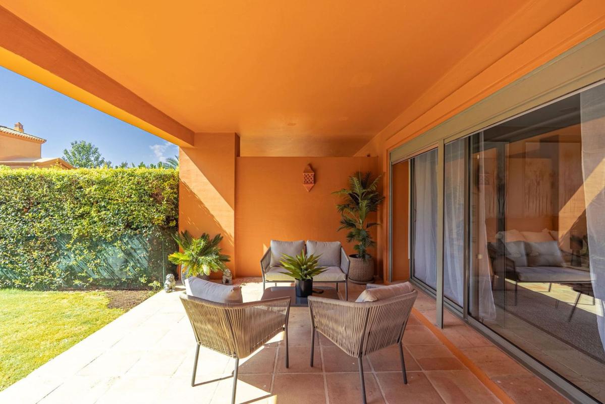 Продажа квартиры на Piso en Calle Pico Alcazaba, Benatalaya, Estepona, Эстепона
photo 1