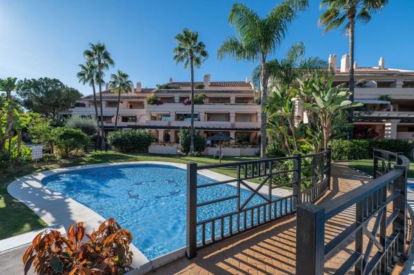 Venta de piso en Piso en Calle los Jazmines, Nueva Andalucía, Marbella, Marbella
 photo 1