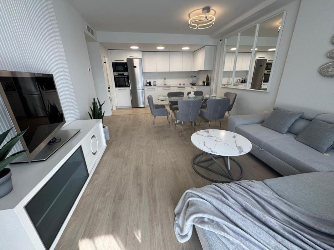 Sprzedaż mieszkania w Piso en Calle Miguel Delibes, 20, Rodeo Alto-Guadaiza-La Campana, Marbella, Marbella
photo 1