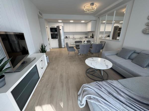 Venta de piso en Piso en Calle Miguel Delibes, 20, Rodeo Alto-Guadaiza-La Campana, Marbella, Marbella
photo 1