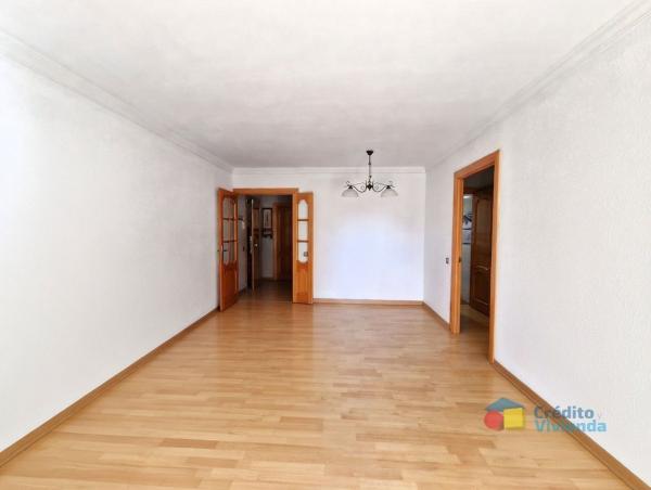 Venta de piso en Piso en Calle Héroe de Sostoa, El Torcal, Málaga, Málaga
thumbnail 1