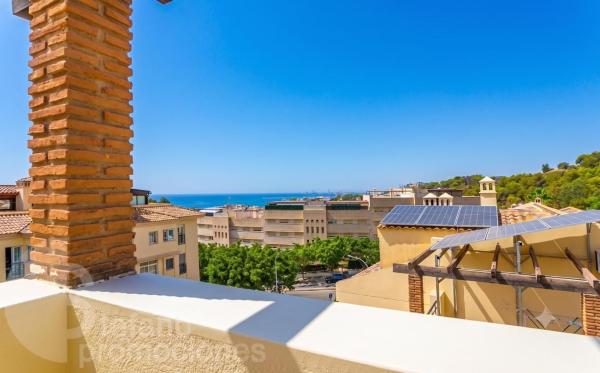 Chalet pareado en Calle José María Amado, Parque Clavero, Málaga thumbnail 1