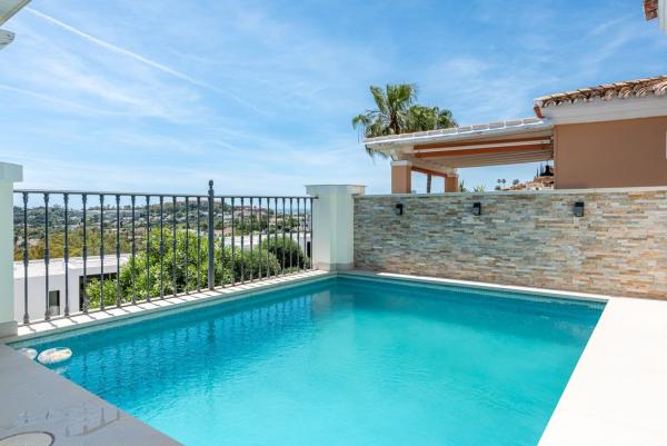 Chalet adosado en Calle Pléyades s/n, Los Naranjos, Marbella thumbnail 1