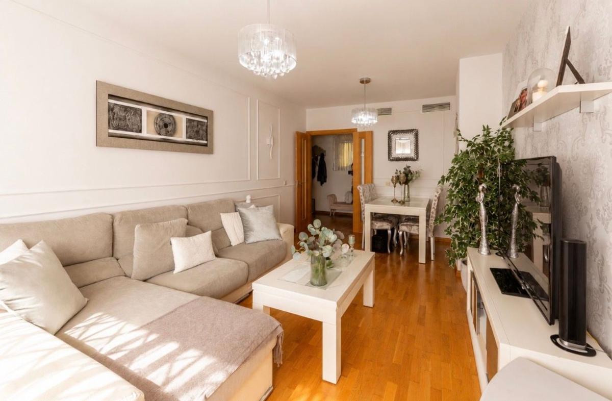 Venta de piso en Piso en Calle Juan Bernabé Britto, 8, Sierra de Estepona-Avda de Andalucia, Estepona, Estepona
photo 1