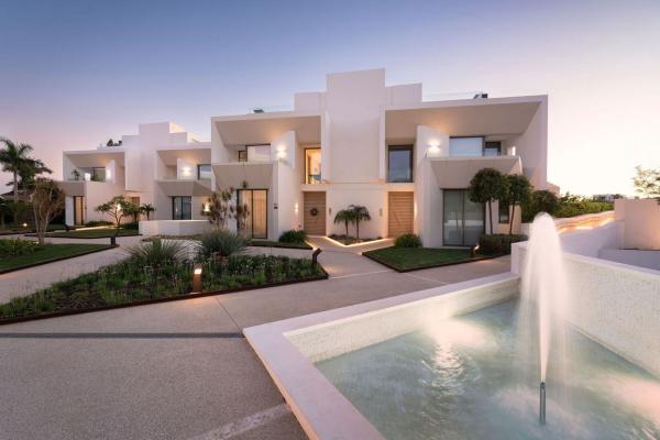 Chalet pareado en Urbanizacion n Andalucia 45d, 14, Las Brisas, Marbella photo 1