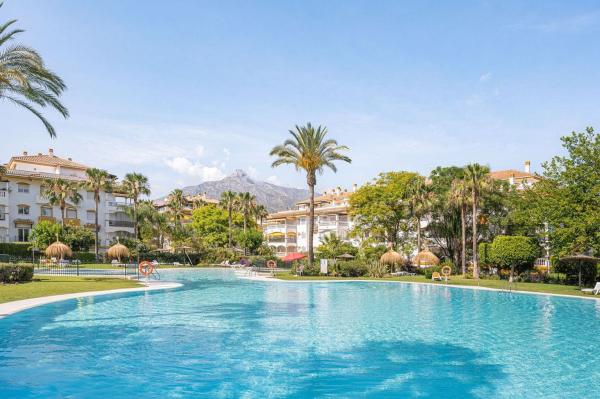 Venta de piso en Piso en Avenida Príncipe Salman, 1, La Dama de Noche-La Alzambra, Marbella, Marbella
photo 1