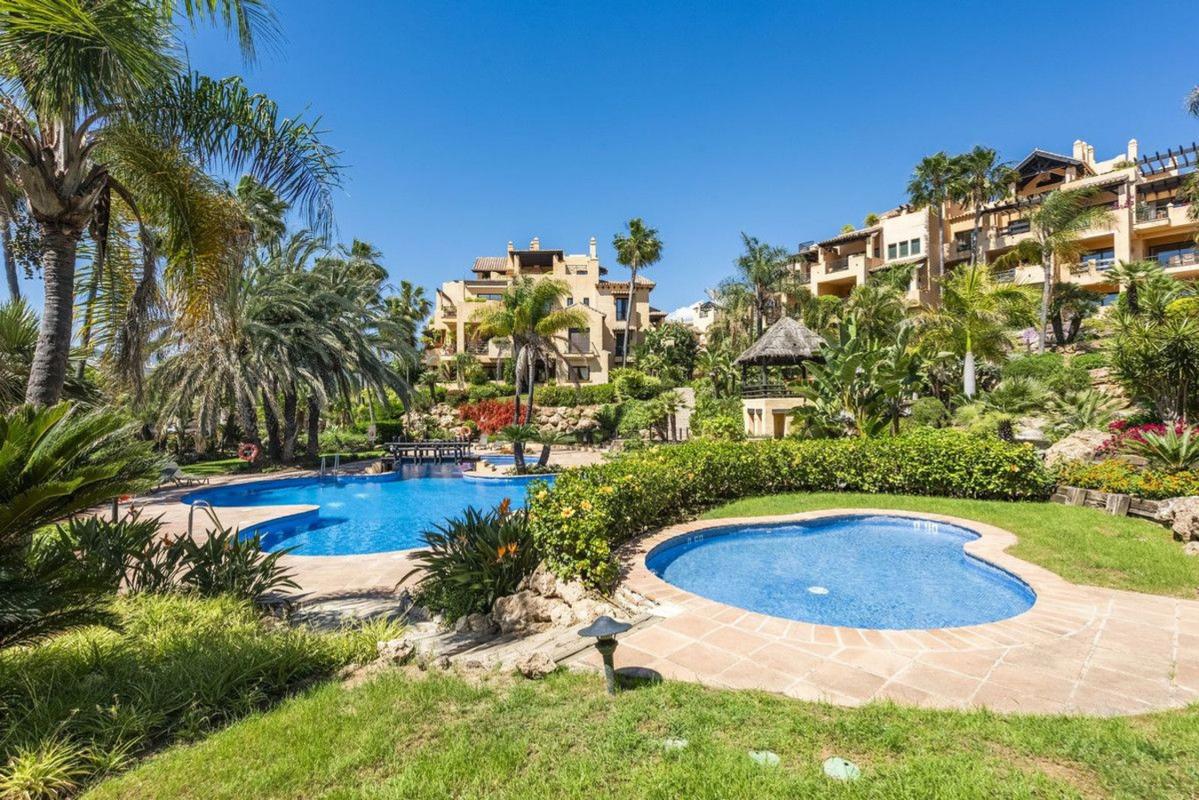 Venta de piso en Piso en Camino de Cortes, Nueva Atalaya, Estepona, Estepona
photo 1