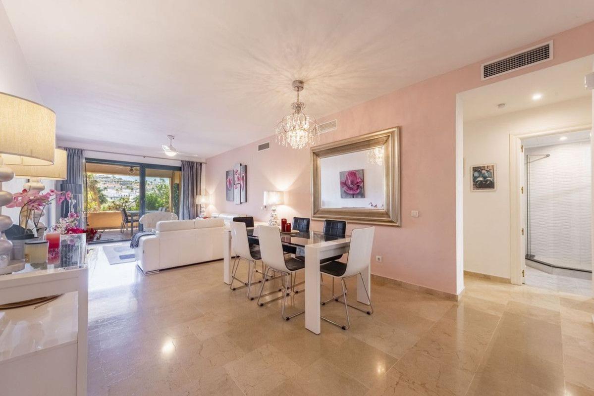 Venta de piso en Piso en Camino de Cortes, Nueva Atalaya, Estepona, Estepona
photo 3