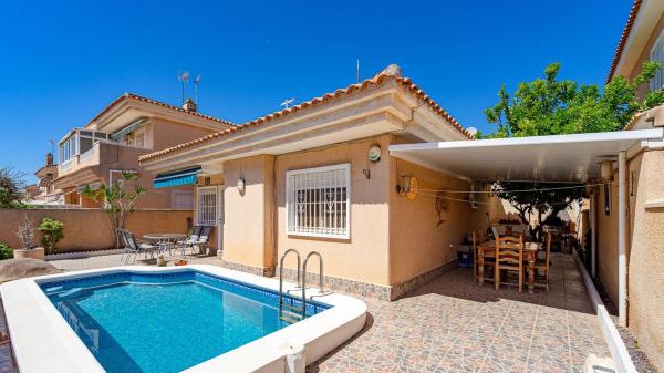 Chalet wolnostojący na sprzedaż w  Casa o chalet en Calle las Villas III, Los Balcones - Los Altos del Edén, Torrevieja, Torrevieja photo 1