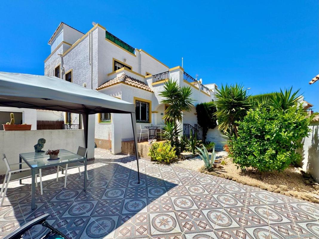 Sale of independent chalet in Casa o chalet en Zona Lago - Los Almendros, Orihuela, Orihuela
photo 1