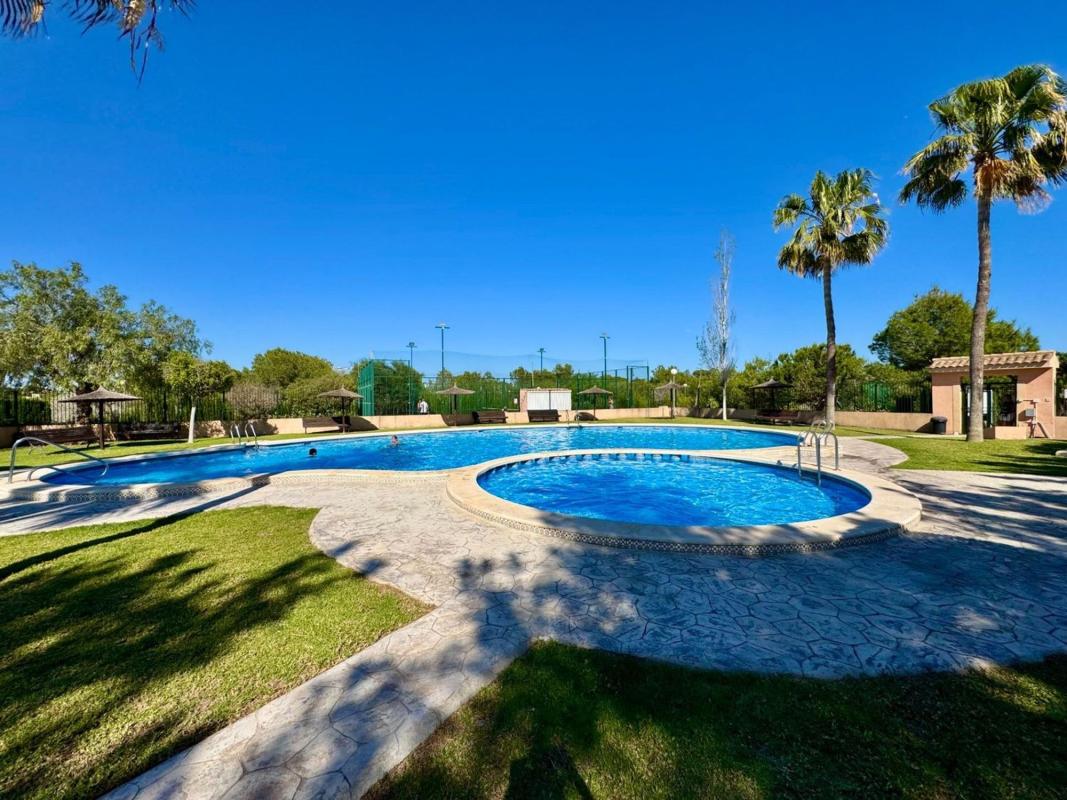 Sale of independent chalet in Casa o chalet en Zona Lago - Los Almendros, Orihuela, Orihuela
photo 2