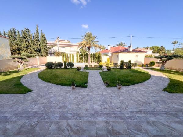 Частный шале на продаже в  Casa o chalet en Cabo Roig, Orihuela, Ориуэла photo 4