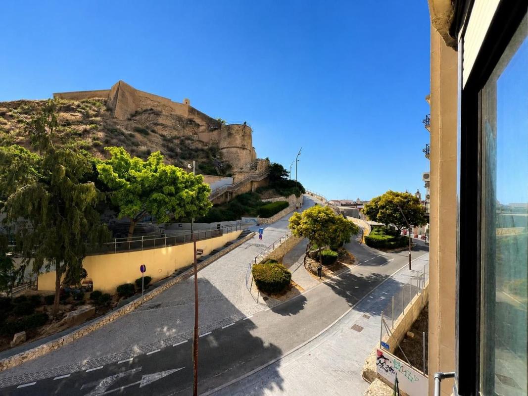 Sprzedaż mieszkania w Piso en Calle Teniente Daoiz, Casco Histórico-Santa Cruz, Alicante / Alacant, Alicante / Alacant
photo 1