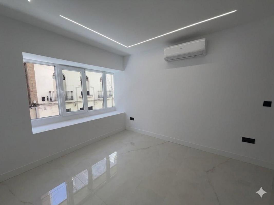 Venta de piso en Piso en Calle de Juan de Herrera, Mercado, Alicante / Alacant, Alicante / Alacant
photo 2