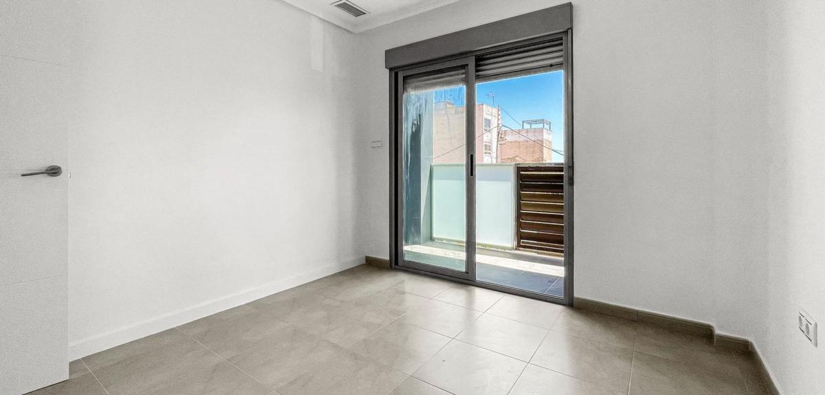 Продажа квартиры на Piso en Calle Campoamor, Puerto Deportivo, Torrevieja, Торревьеха
 photo 3