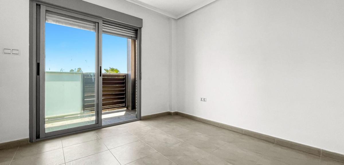 Продажа квартиры на Piso en Calle Campoamor, Puerto Deportivo, Torrevieja, Торревьеха
 photo 4
