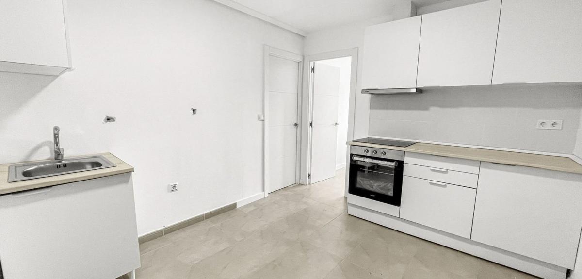 Продажа квартиры на Piso en Calle Campoamor, Puerto Deportivo, Torrevieja, Торревьеха
 photo 5