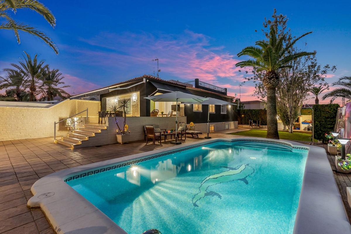 Sprzedaż niezależnego domku jednorodzinnego w Casa o chalet en Punta Prima, Torrevieja, Torrevieja photo 1