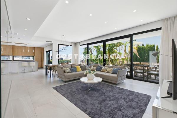 Частный шале на продаже в  Casa o chalet en Calle Praga, Golf Bahía, Finestrat, Финестрат photo 4
