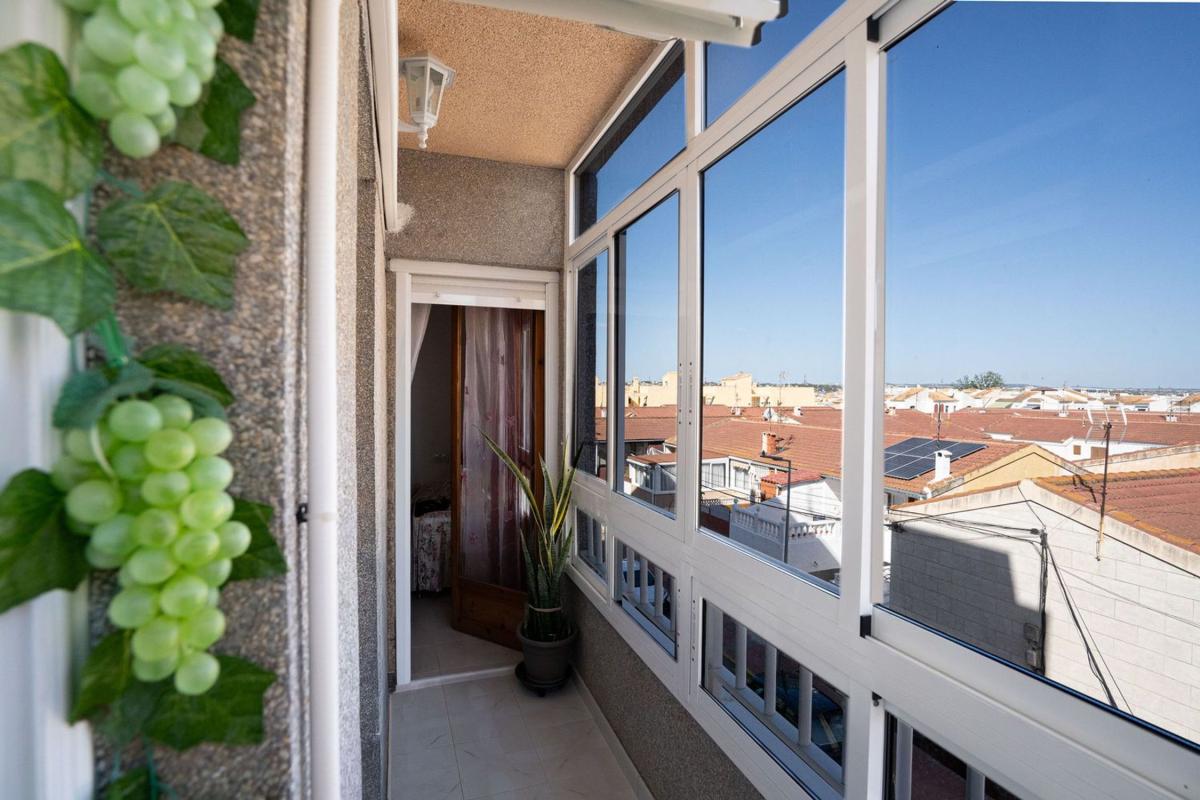 Sale of apartment in Piso en Calle Vega Baja del Segura, Playa de los Náufragos, Torrevieja, Torrevieja
photo 1