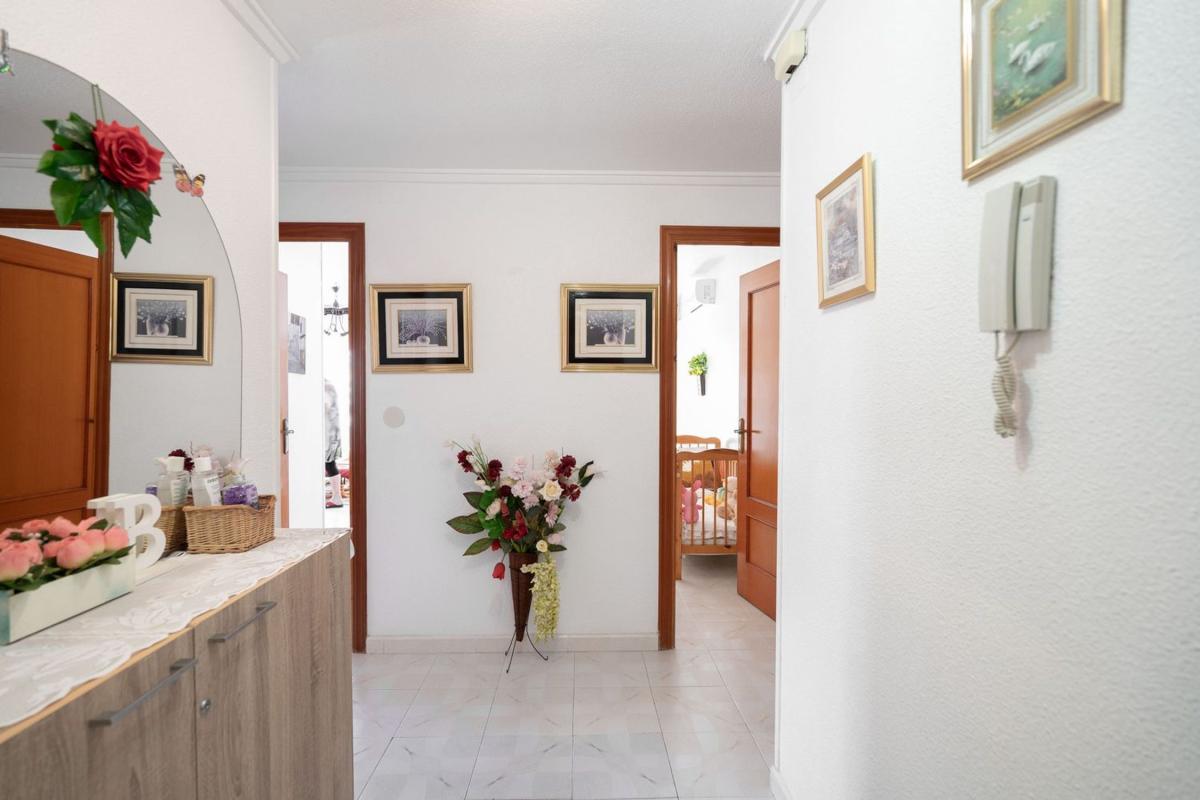 Sale of apartment in Piso en Calle Vega Baja del Segura, Playa de los Náufragos, Torrevieja, Torrevieja
photo 2
