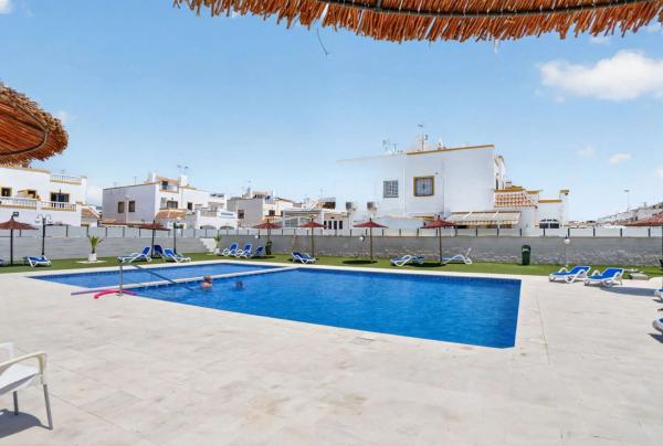 Chalet pareado en Calle Otelo, La Siesta - El Salado - Torreta, Torrevieja thumbnail 1