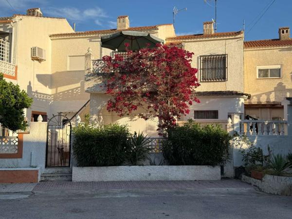 Chalet adosado en Calle Curro Romero, La Siesta - El Salado - Torreta, Torrevieja photo 3
