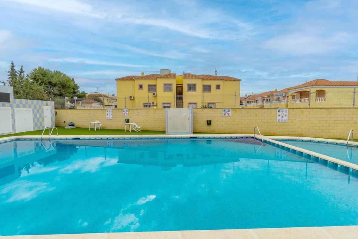 Venta de piso en Piso en La Siesta - El Salado - Torreta, Torrevieja, Torrevieja
 photo 2