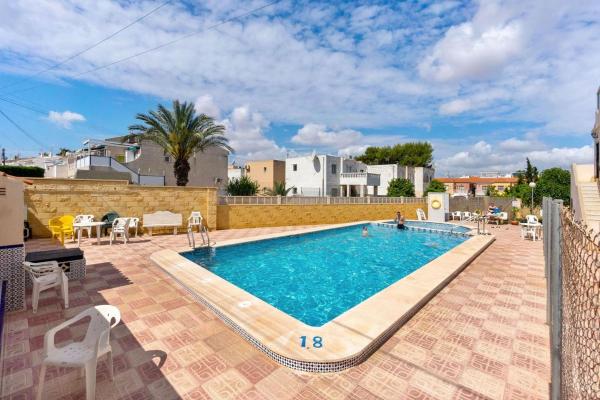 Chalet adosado en Calle Miguel Ángel, La Siesta - El Salado - Torreta, Torrevieja thumbnail 1