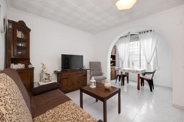 Chalet adosado en Avenida los Nenúfares, 800, La Siesta - El Salado - Torreta, Torrevieja thumbnail 2