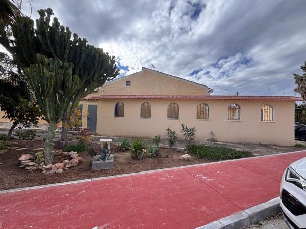 Chalet wolnostojący na sprzedaż w  Casa o chalet en Calle Luis Miguel González Domiguin, La Siesta - El Salado - Torreta, Torrevieja, Torrevieja photo 1
