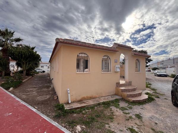 Chalet wolnostojący na sprzedaż w  Casa o chalet en Calle Luis Miguel González Domiguin, La Siesta - El Salado - Torreta, Torrevieja, Torrevieja photo 2