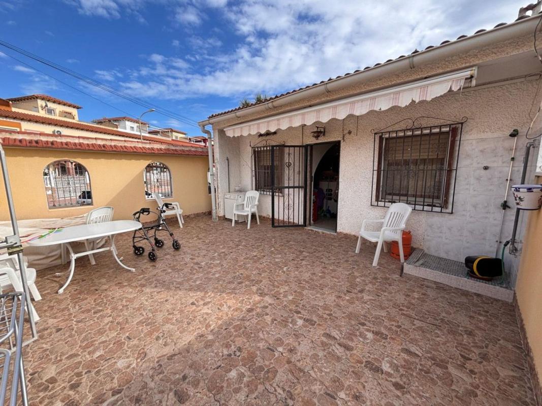 Sprzedaż niezależnego domku jednorodzinnego w  Casa o chalet en Calle Luis Miguel González Domiguin, La Siesta - El Salado - Torreta, Torrevieja, Torrevieja photo 4